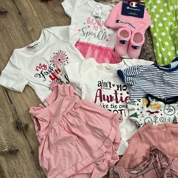 0-3 Months Baby Girl Clothing Bundle - Champion Hat & Booties - Picture 3 of 5
